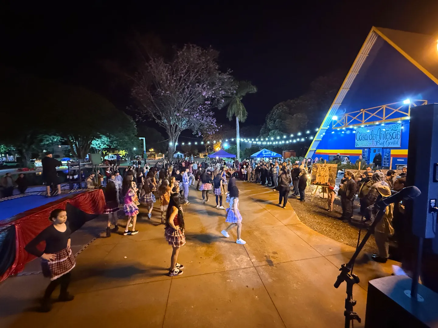 Praça iluminada durante a Feira de Arte de Fátima do Sul